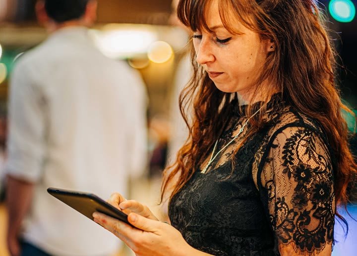 Marine Valet juge de compétition WSDC, tablette de notation à la main